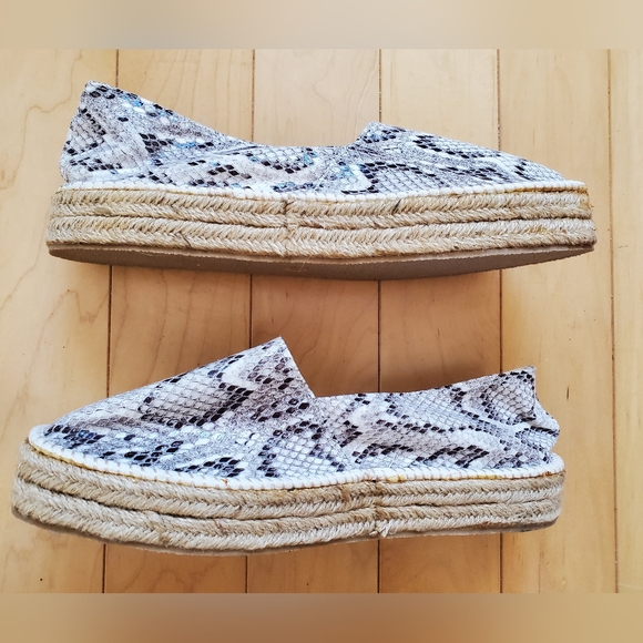 2 for 1 JustFab Loafers Snake skin look brand new in box - Picture 8 of 16